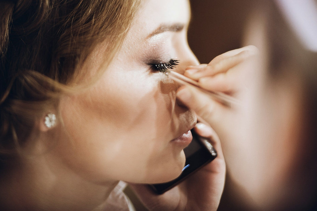 woman putting eyelashes